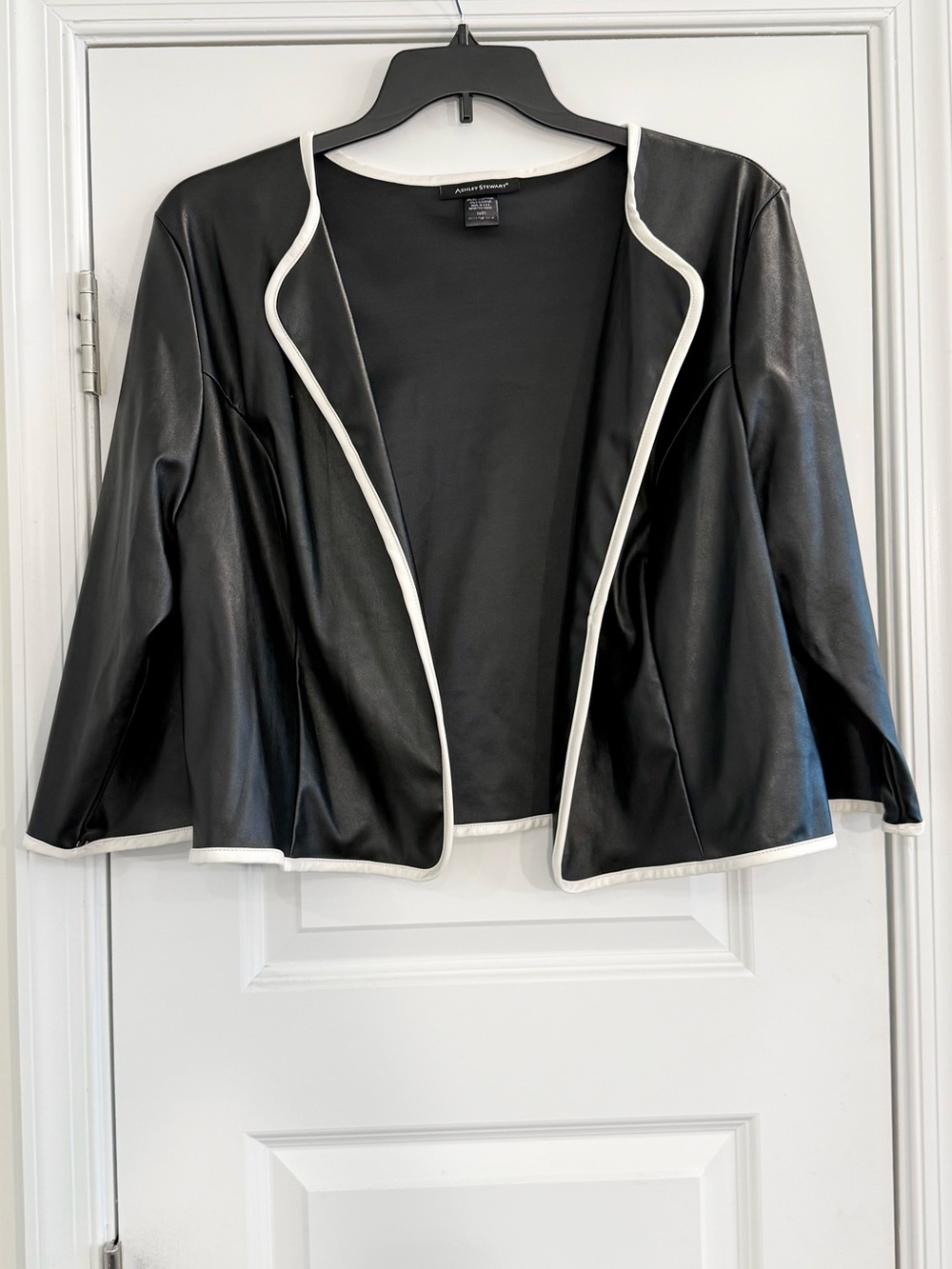 Ashley Stewart Cropped Faux Leather Jacket Black White Trim Minimalist 18/20